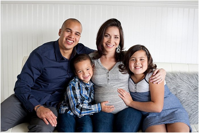 папа, двое детей, беременная мама, семейное фото на диване
