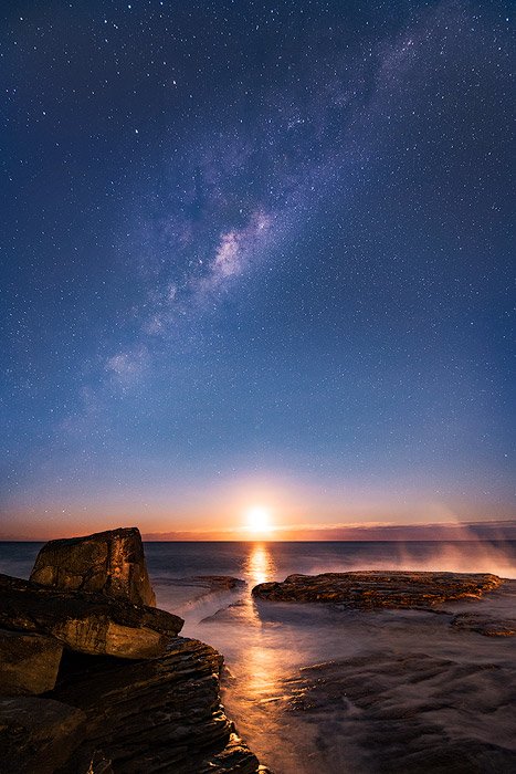 Фотография восхода луны и млечного пути у прибрежного морского пейзажа
