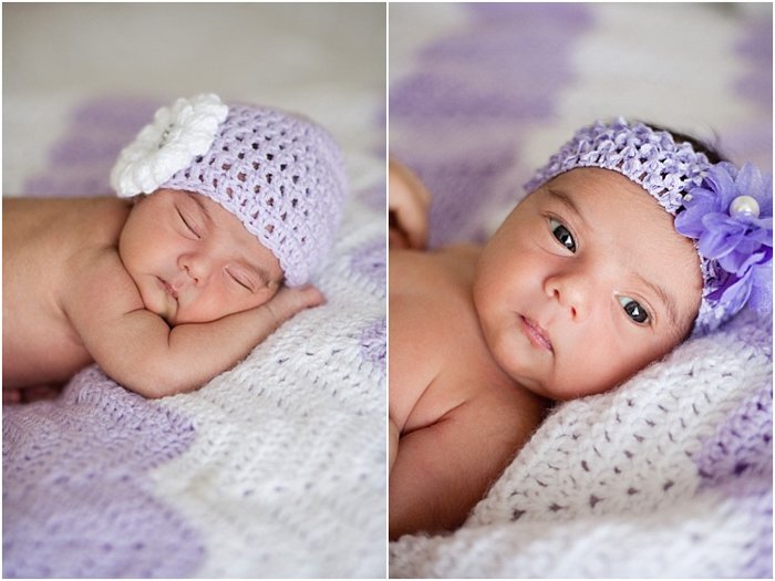 две фотографии новорожденного ребенка в лавандовой повязке, спящего на лавандовом и белом одеяле 