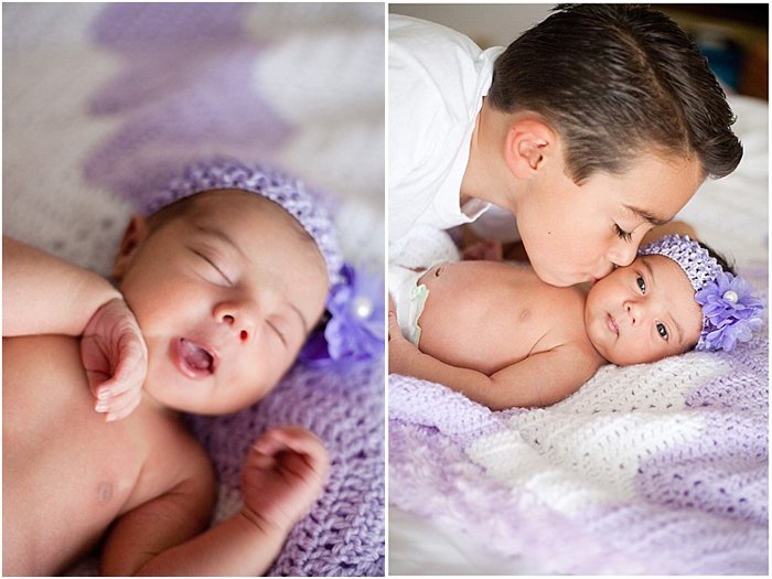 две фотографии во время фотосессии новорожденных. слева - снимок головы спящего малыша в фиолетовой повязке. справа - крупный план брата, целующего малыша в щечку