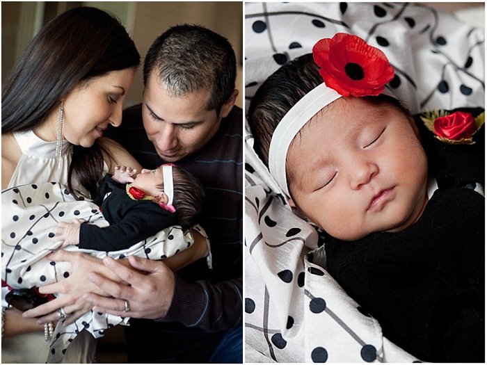 Диптих родителей, держащих на руках новорожденного ребенка в белой повязке и темном платье. Справа крупным планом спящий младенец в белой повязке с красным цветком