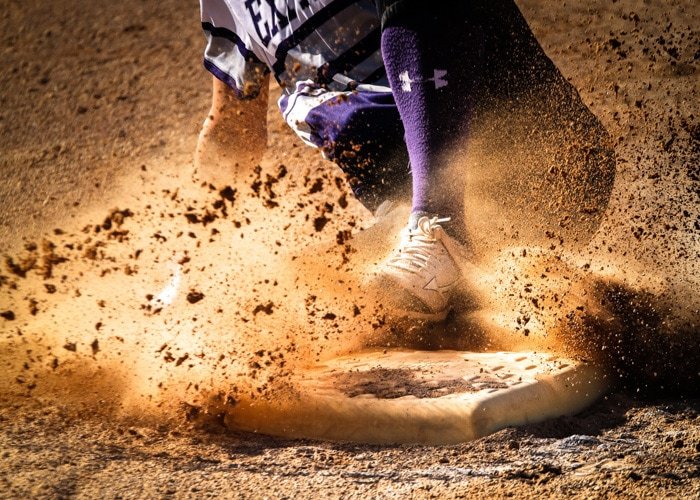 Фотография спортсмена, скользящего в грязи