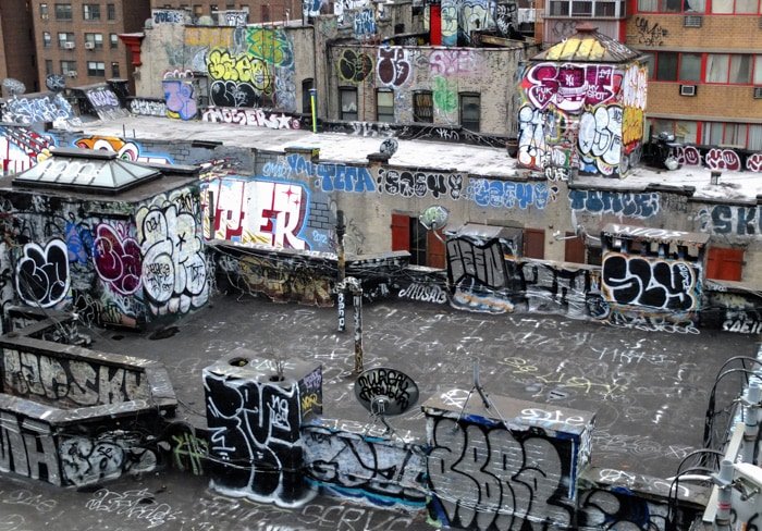 Вид с воздуха на заброшенную промышленную зону, покрытую граффити