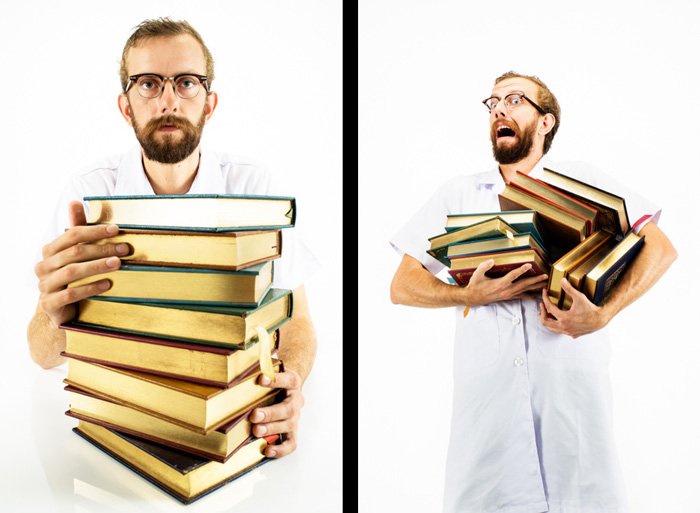 Диптих мужчины, несущего стопку книг - использование реквизита для лучшего эффекта