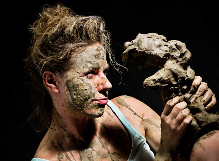 портрет женщины-керамиста, работающей с глиной в качестве реквизита для фотографии