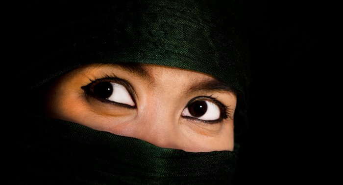 Крупный план красивых темных глаз азиатской женщины. - с использованием реквизита