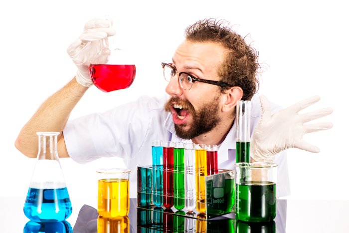 Разочарованный безумный ученый с химикатами в лаборатории - реквизит для фотографии