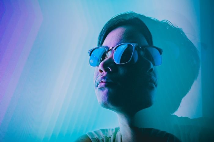 Портрет парня в солнцезащитных очках с эффектом призменной фотографии