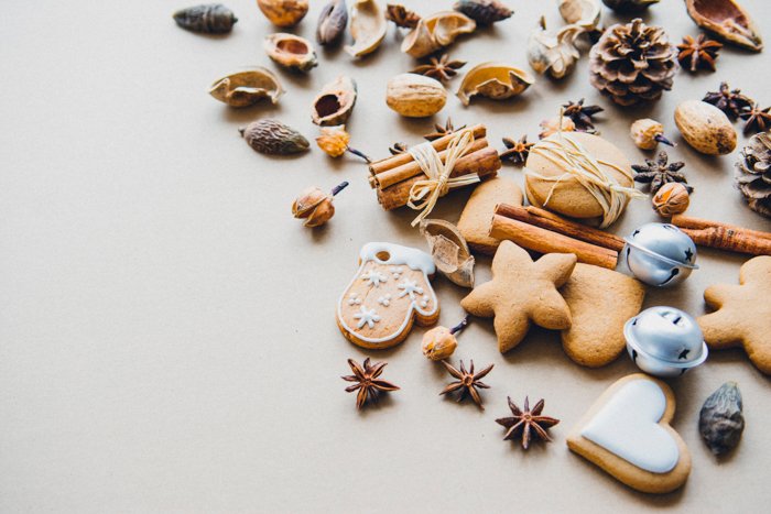 рождественский тематический флэтплей с колокольчиками, желудями и печеньем