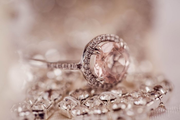 красивая фотография изделия кольца с бриллиантом