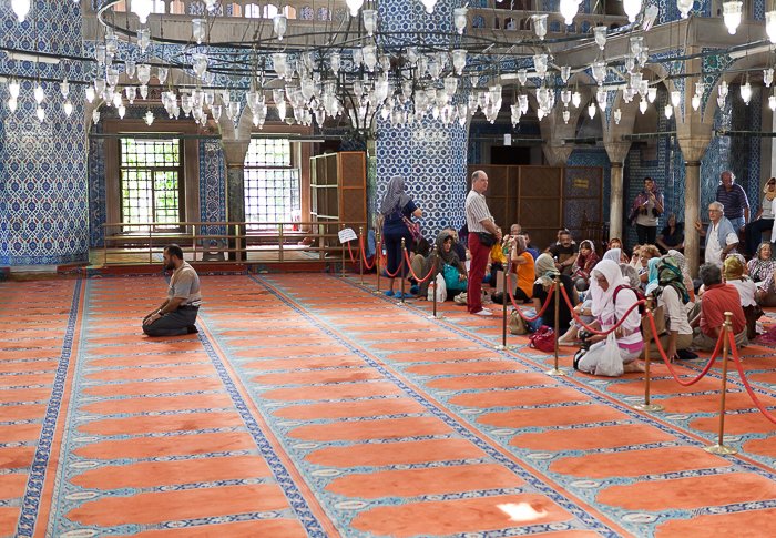 Люди молятся в мечети Рустем Паша в Стамбуле, Турция