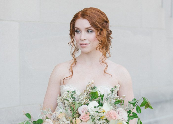 Снимок рыжеволосой невесты на белом фоне, держащей большой букет цветов - лучшие советы по редактированию свадебных фотографий