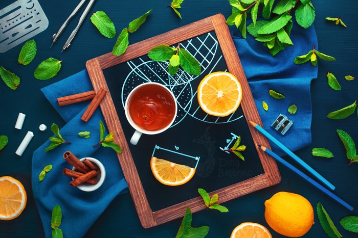 Голубая и оранжевая тематическая плоская картина, включающая апельсины и чашки на меловой доске