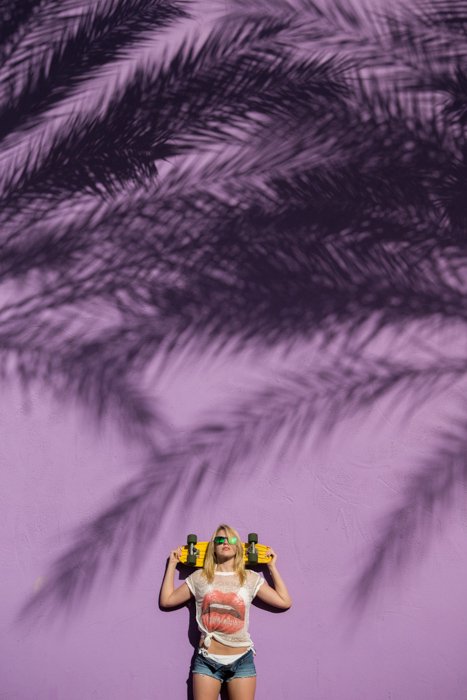 Модная фотография с сильным использованием дополнительных цветов - желтого и фиолетового