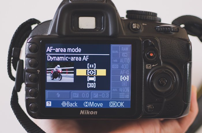 Экран зеркальной фотокамеры Nikon, показывающий настройки режима зоны АФ - основы DSLR