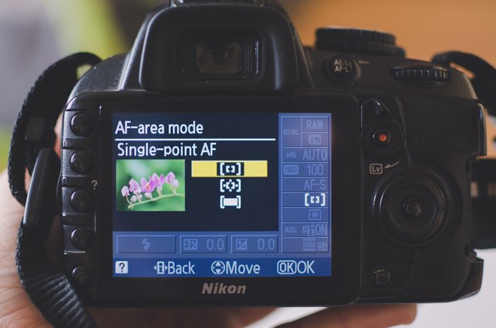 Экран зеркальной фотокамеры Nikon, показывающий настройки режима зоны АФ