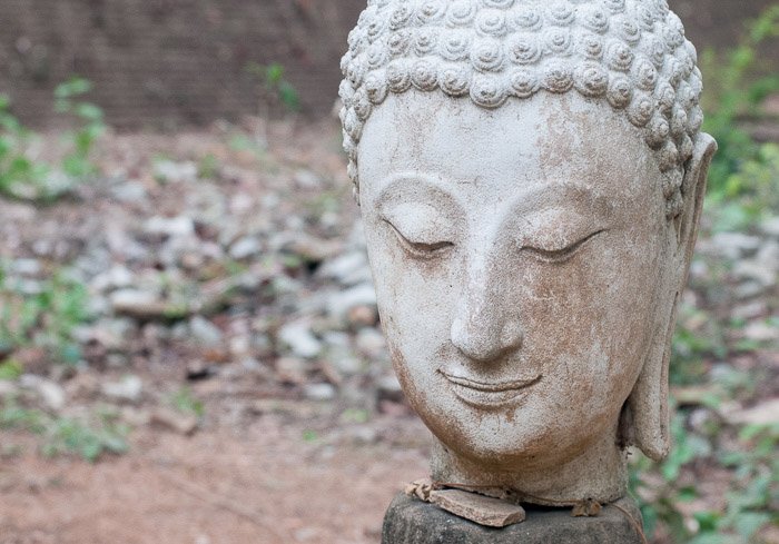 Каменная статуя Будды, снятая на открытом воздухе при естественном освещении