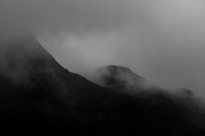 Черно-белый художественный пейзаж Туманные горы в Гонконге, Китай.