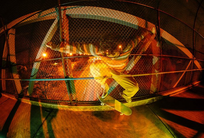 Атмосферная фотография скейтбордиста, сделанная с помощью цветной гелевой фотографии