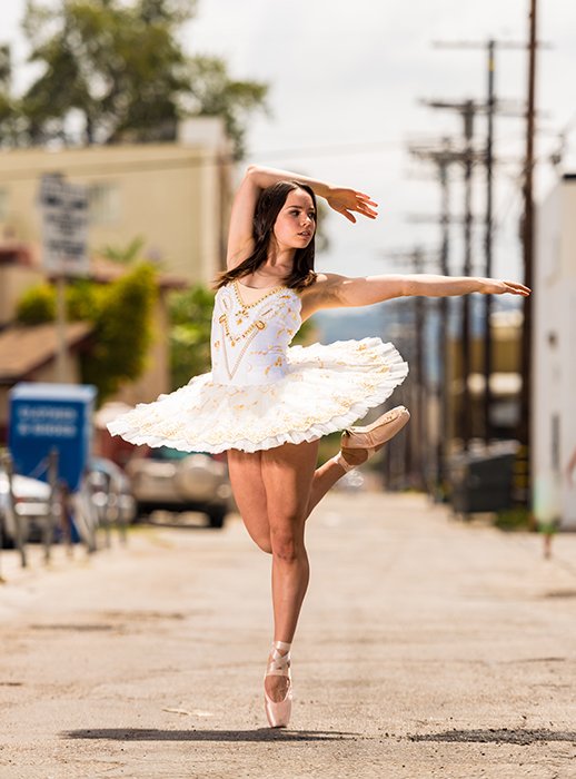 яркий и воздушный портрет балерины, танцующей на открытом воздухе, позирует для хороших фотографий профиля