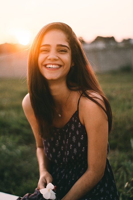 Открытый портрет улыбающейся женщины-брюнетки для классной фотографии профиля