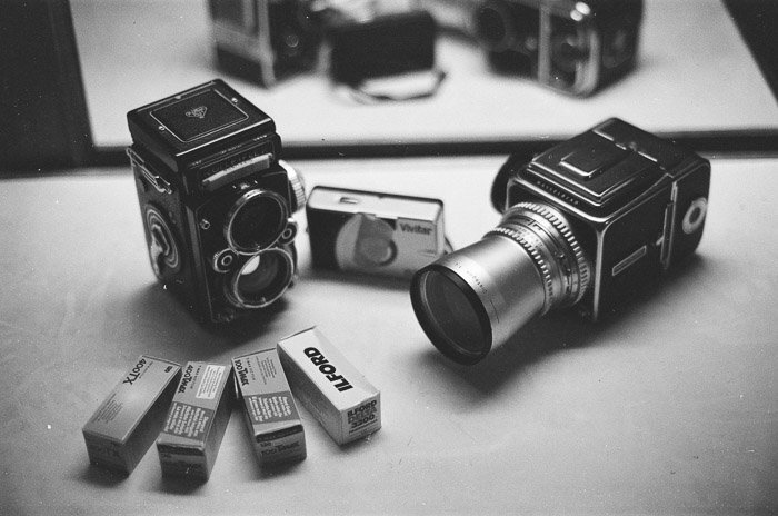 Черно-белая фотография двух среднеформатных пленочных камер
