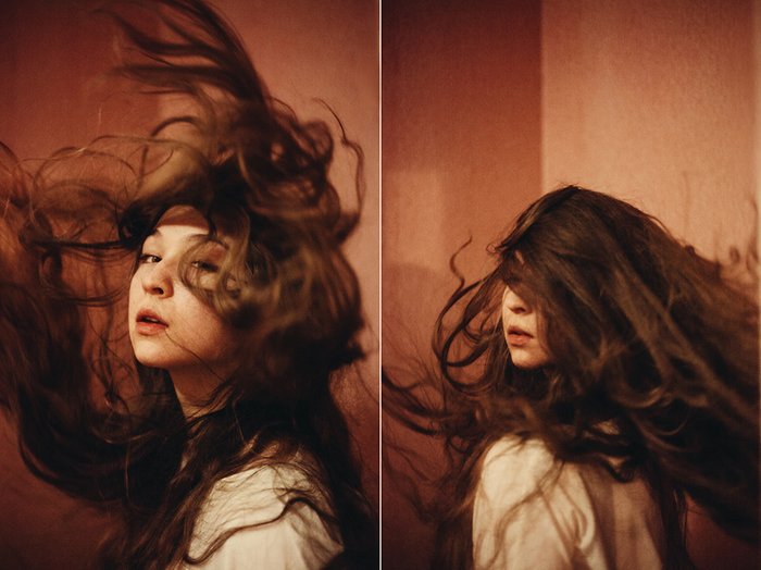 Крутой диптих портретной фотографии женщины-модели с развевающимися на ветру волосами