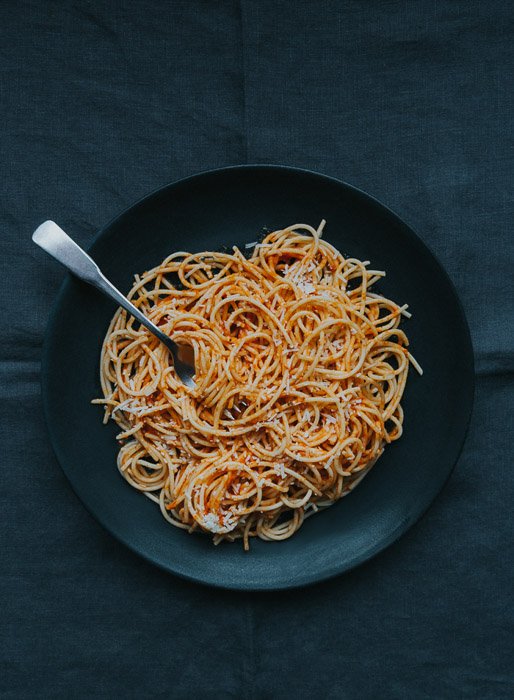 верхний снимок спагетти в темной миске - советы профессионального фотографа