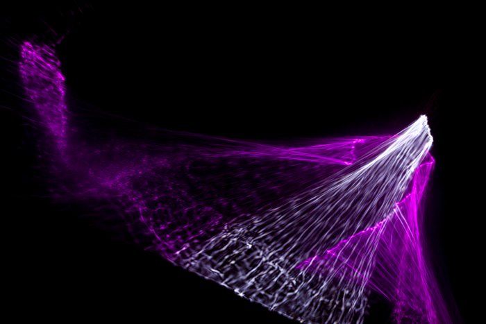 Потрясающие пурпурные узоры отраженного света на черном фоне