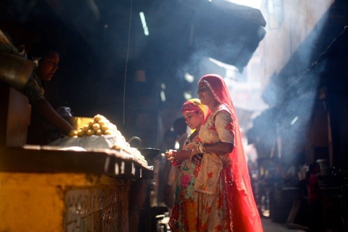 Женщины покупают еду на рынке - настройки камеры для уличной фотографии
