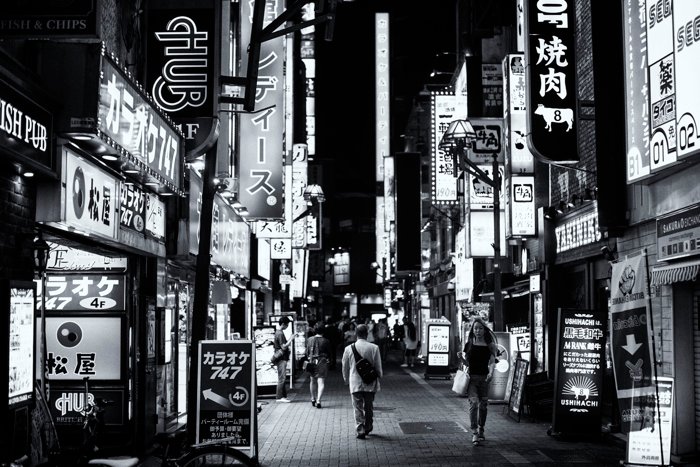 Черно-белая фотография оживленной улицы в Токио