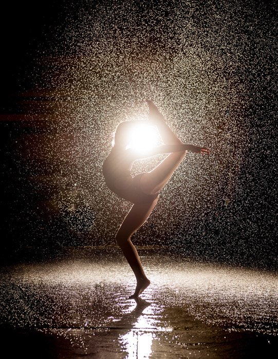 Силуэт балерины, сфотографированный под дождем