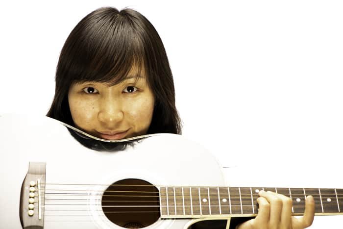портрет женщины-модели с гитарой на белом фоне фотографии
