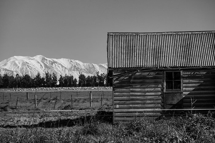 Черно-белая фотография шоссе штата Один в начале дня, Кентербери, Новая Зеландия. 