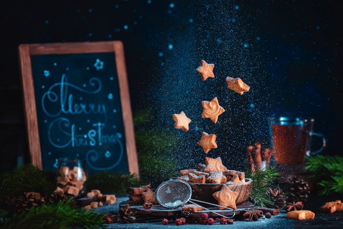 Прикольные рождественские фотографии натюрморта из печенья, левитирующего над натюрмортом