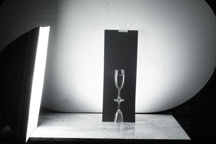 Фотосъемка бокала вина на черном фоне