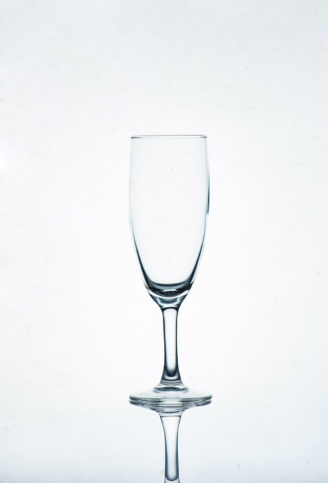 Фото бокала шампанского на белом фоне - советы по фотографированию стекла