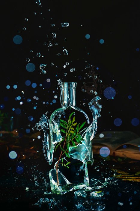 Креативное фото взрывающейся стеклянной бутылки