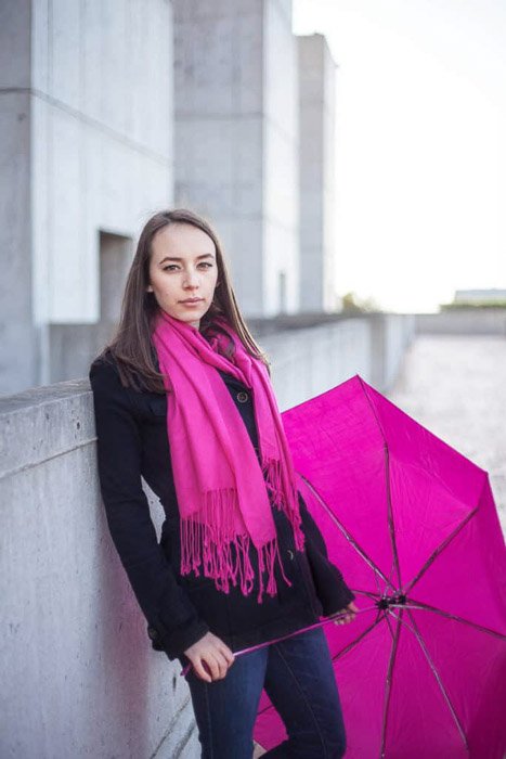 Съемка TFP с участием модели, позирующей в розовом шарфе с розовым зонтиком