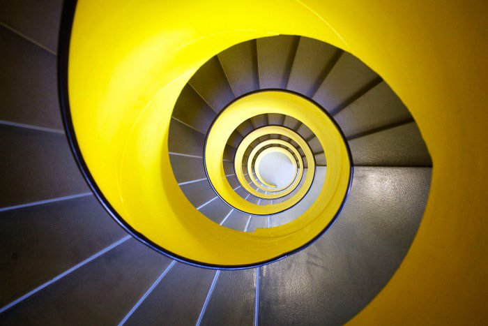 Красочная винтовая лестница, снятая смартфоном - лучшая камера для архитектурной фотографии