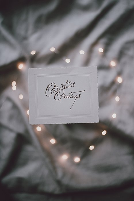 Рождественские боке в форме сердца на фоне поздравительной открытки