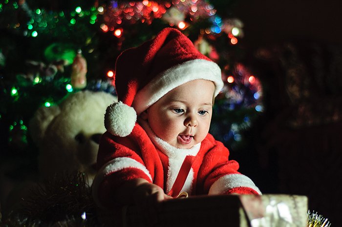 Рождественский портрет маленького ребенка в шапке Санты
