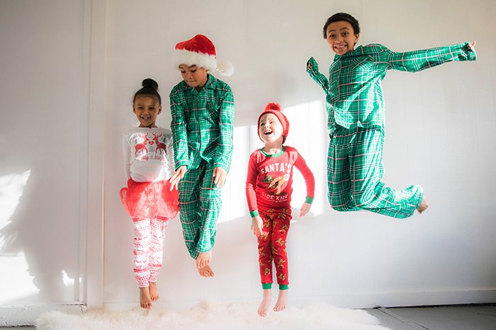 Рождественский портрет четырех прыгающих детей