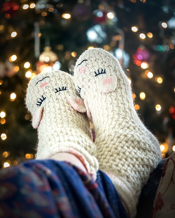 Ноги человека в рождественских носках