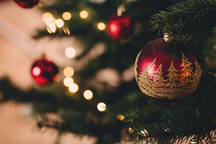 Атмосферная рождественская фотография украшенной елки