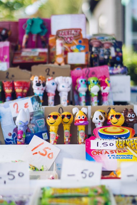 Крупный план красочных детских игрушек и сладостей, выставленных в магазине