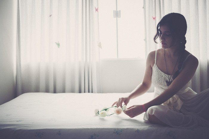 Яркие и воздушные гламурные снимки женщины-модели, позирующей на кровати