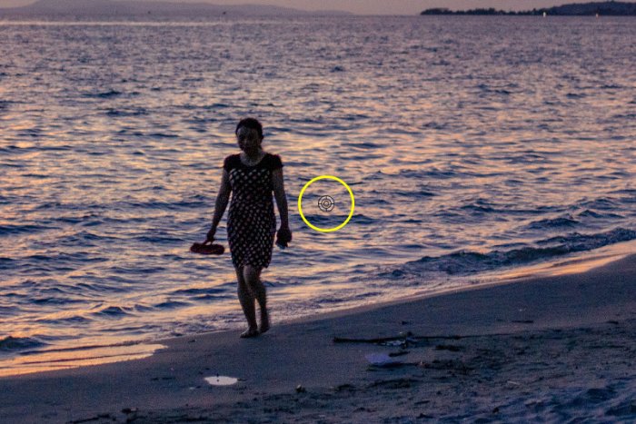 Скриншот, показывающий, как отфотошопить кого-то с фотографии, используя фотографию женщины, идущей по пляжу в вечернее время