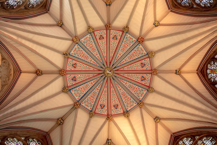 Пример абстрактной фотографии, сделанной с видом на украшенную крышу