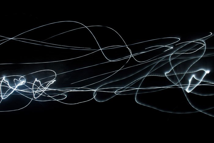 Абстрактная фотография световых дорожек на черном фоне